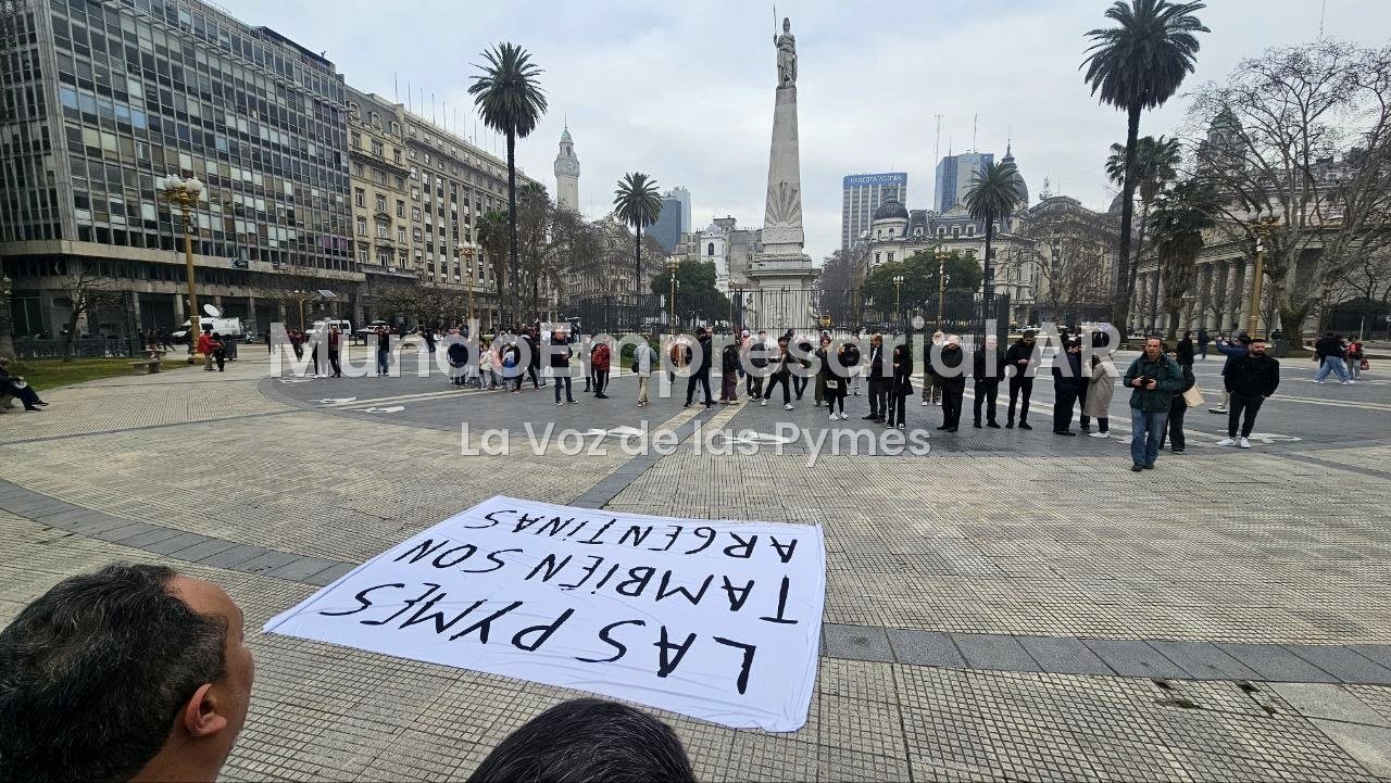 El Himno, con la bandera pyme desplegada frente a la Casa Rosada.