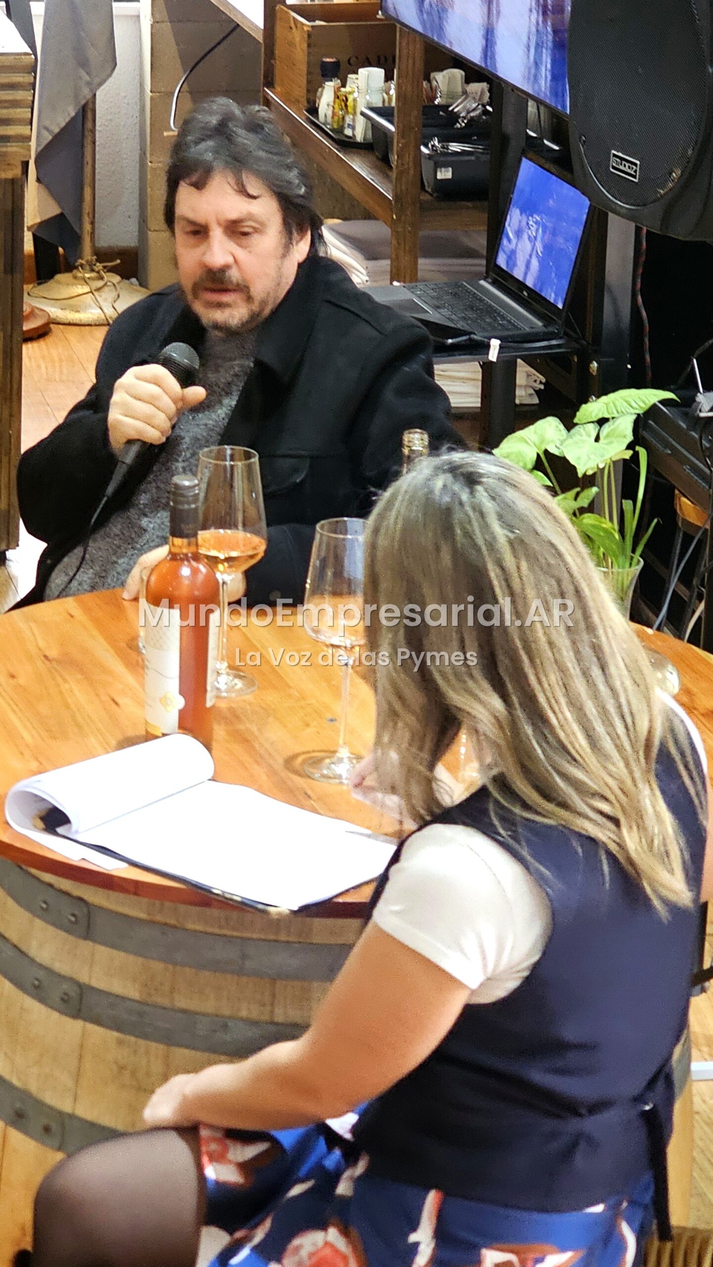 Degustación durante la charla de Felipe Pigna en Bandini