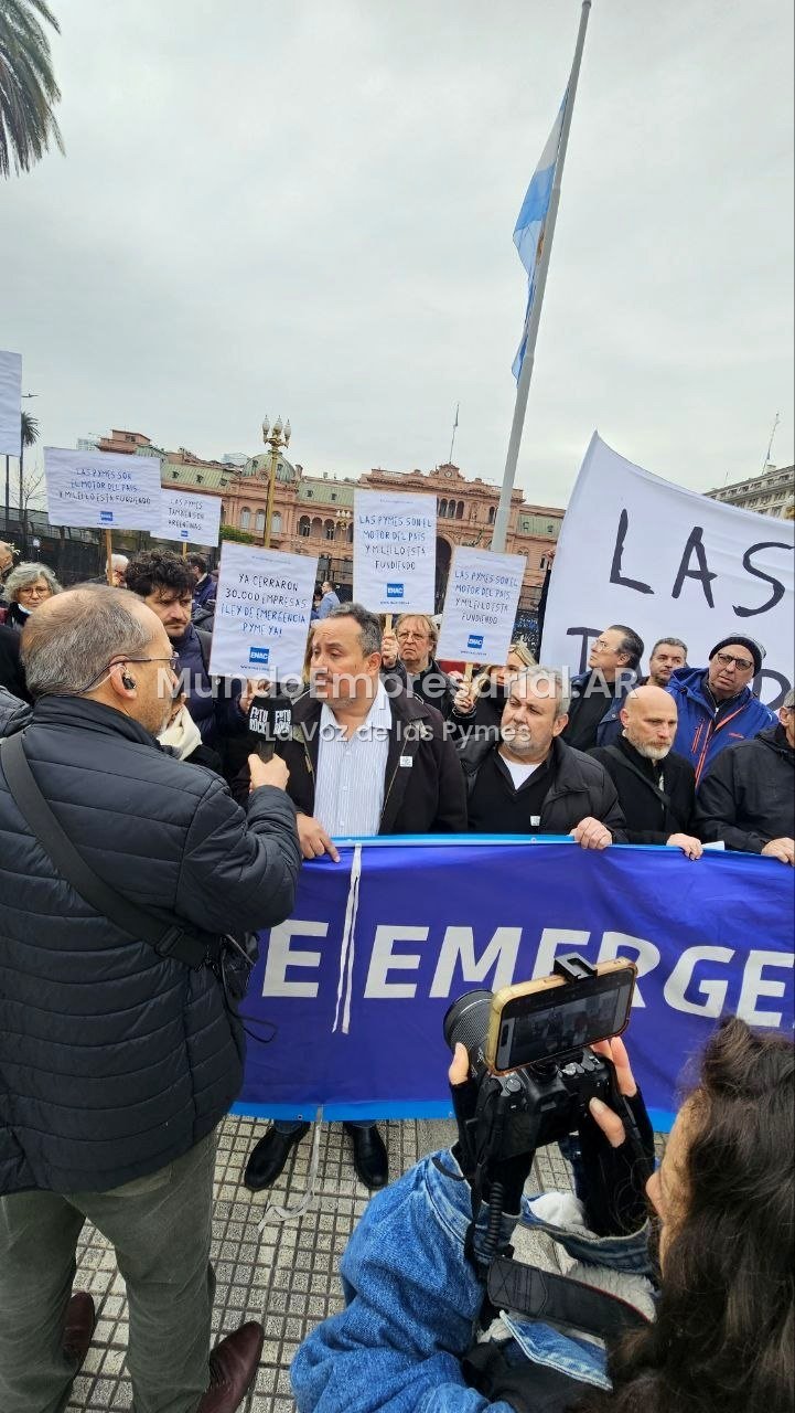 Diego Ojeda, junto a los empresarios autoconvocados en Plaza de Mayo.