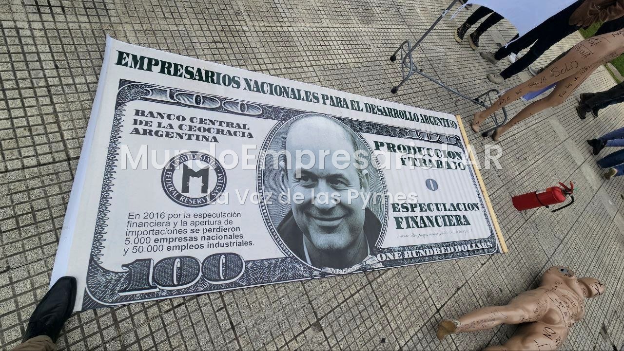 Un «dólar» simbólico con la cara de Sturzenegger, entre las postales de la protesta.
