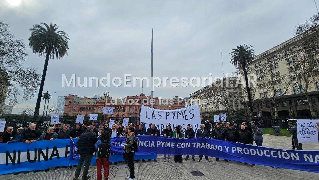 Empresarios nacionales, en la foto grupal del reclamo.