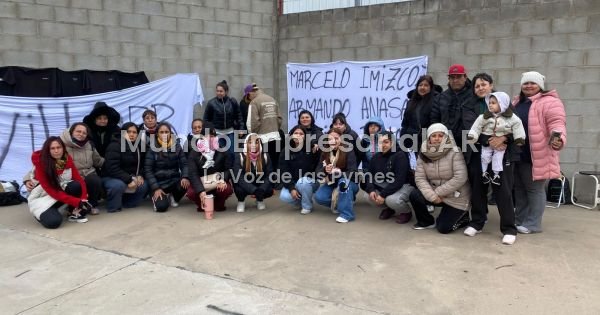 "Piensen la próxima vez que voten", les dijo un empresario llorando a los 120 trabajadores que despidió