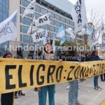 Protesta en la sede central de Mercado Libre por las tasas de interés que cobra en sus préstamos
