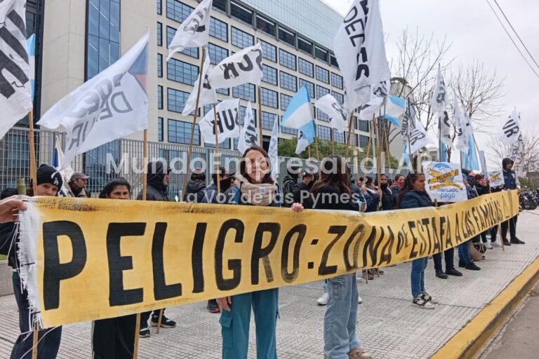Protesta en la sede central de Mercado Libre por las tasas de interés que cobra en sus préstamos