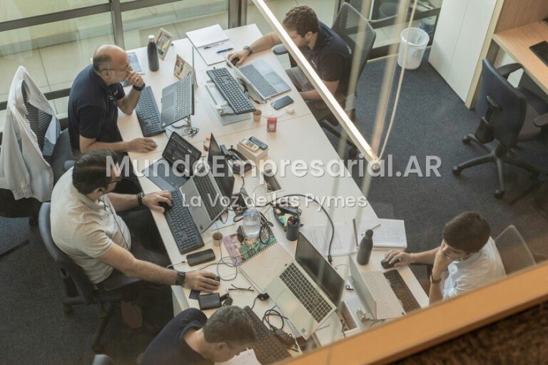 La IA prometía reducir la jornada laboral de los empleados. Por el momento ya ha conseguido tres horas libres a la semana - Xataka