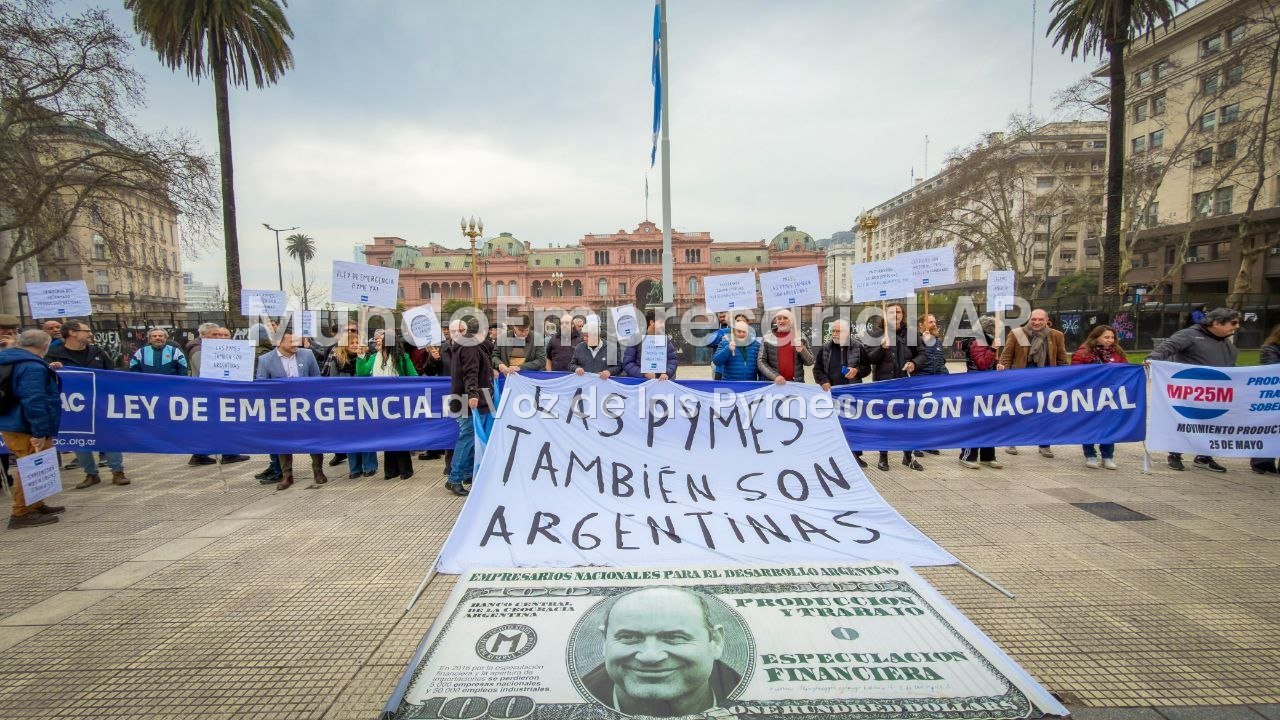 La bandera y el dólar de la Ceocracia frente a la Casa Rosada