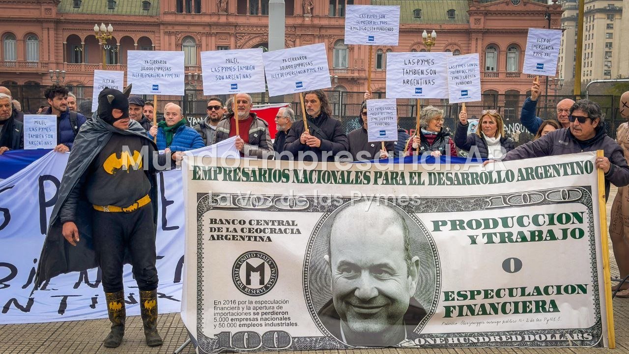 El Batman pyme, personaje de la jornada en Plaza de Mayo