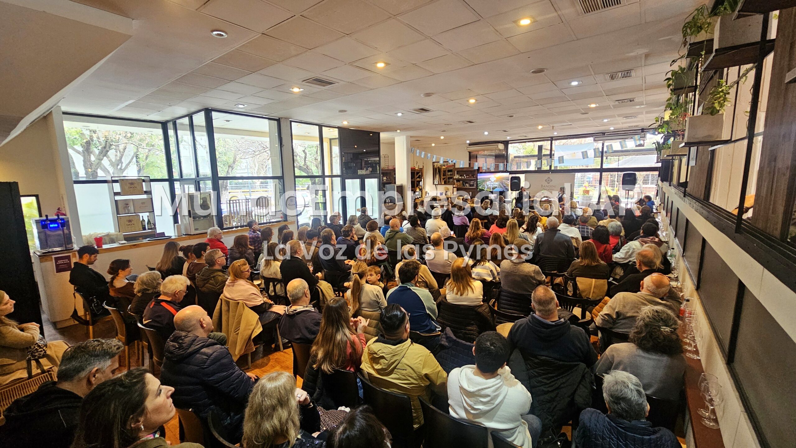 Vista panorámica de la sala durante la charla de Felipe Pigna