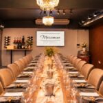 Distrito del Vino: el salón de Mezzanine en Villa Devoto, con la mesa larga lista para la Experiencia Luigi Bosca
