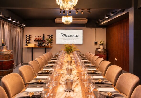 Distrito del Vino: el salón de Mezzanine en Villa Devoto, con la mesa larga lista para la Experiencia Luigi Bosca