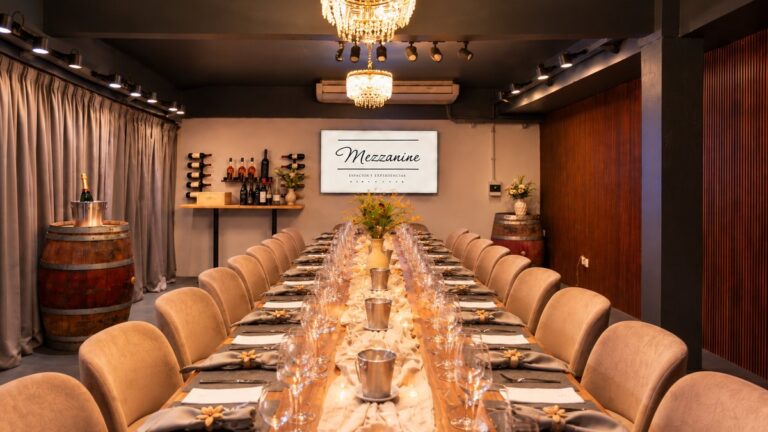 Distrito del Vino: el salón de Mezzanine en Villa Devoto, con la mesa larga lista para la Experiencia Luigi Bosca