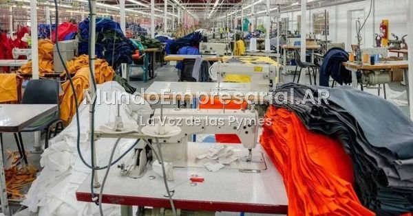 La industria perdió 415.000 empleos en tres años y la gastronomía sumó casi medio millón